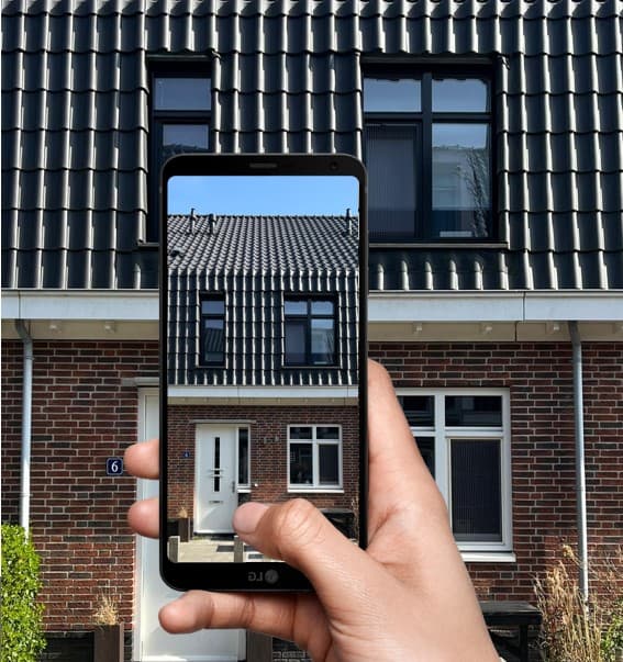 Telefoon die een foto van een huis maakt